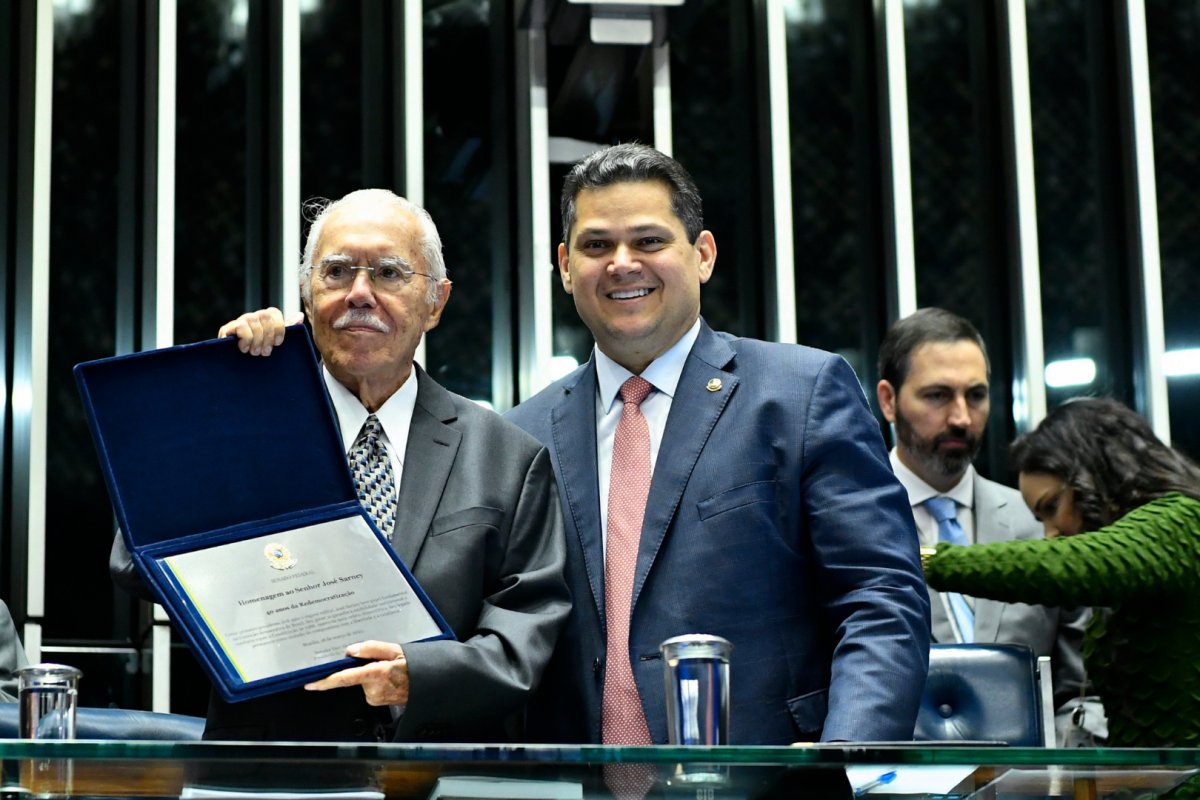 Senado homenageia José Sarney em sessão especial para celebrar os 40 anos da redemocratização