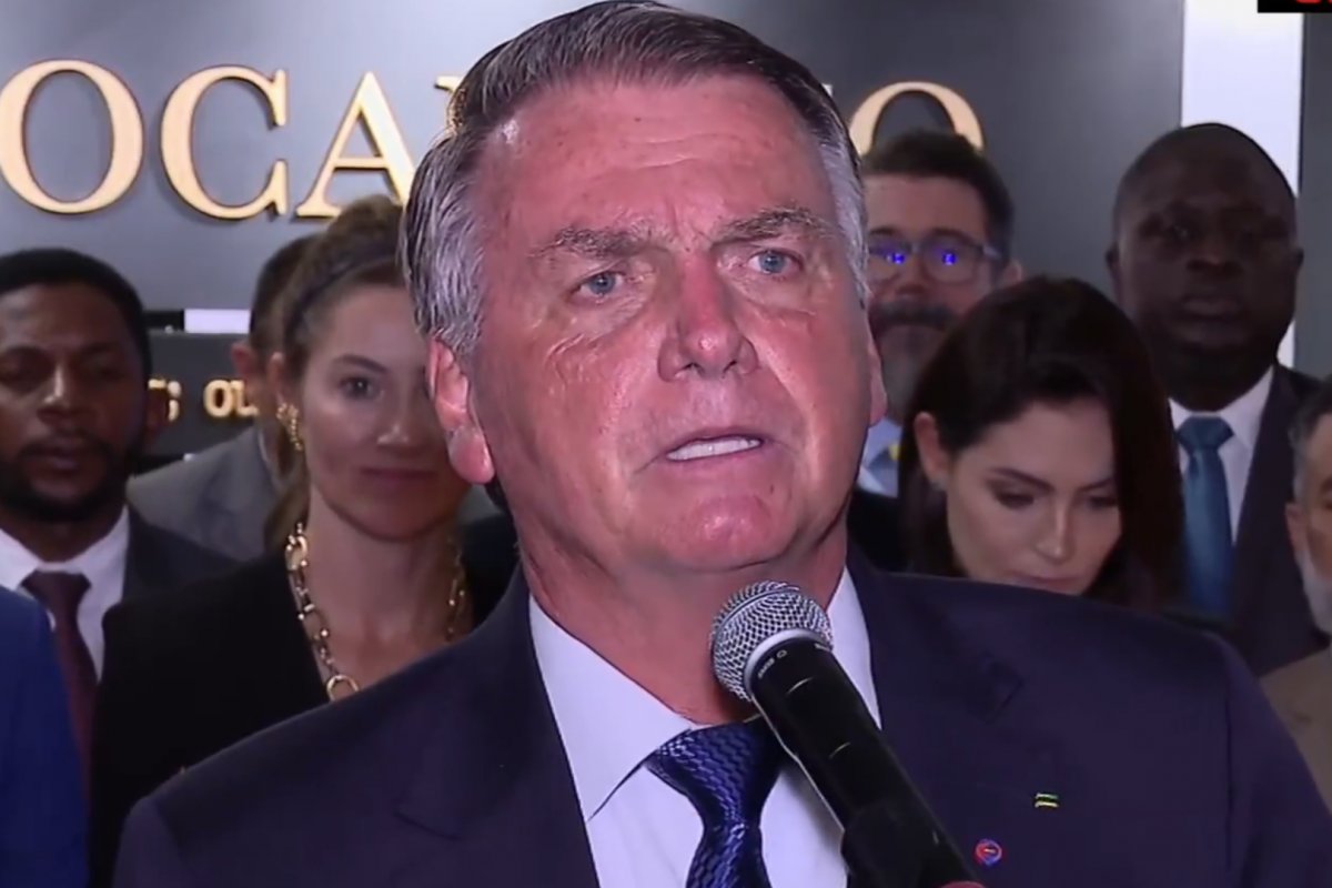 Vídeo: Bolsonaro se emociona ao comentar licença de Eduardo e diz que Trump "continuará abraçando" seu filho