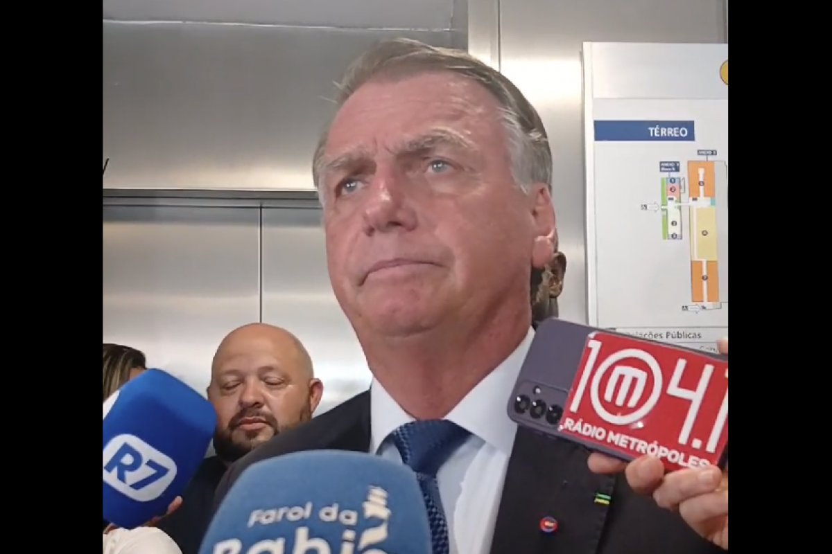 Vídeo: 'Vai nos ajudar mais lá do que aqui', diz Bolsonaro sobre estadia de Eduardo nos Estados Unidos