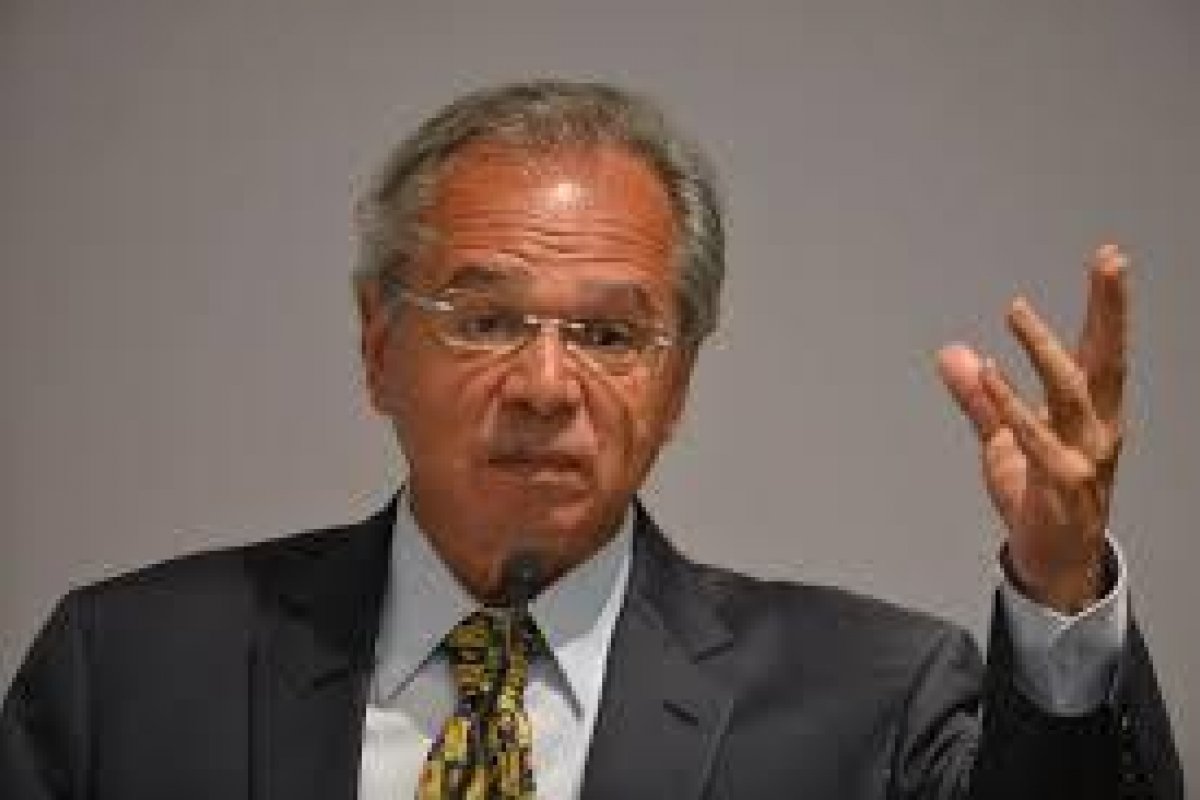 “Eu me expressei muito mal, e peço desculpas”, diz Paulo Guedes sobre servidores