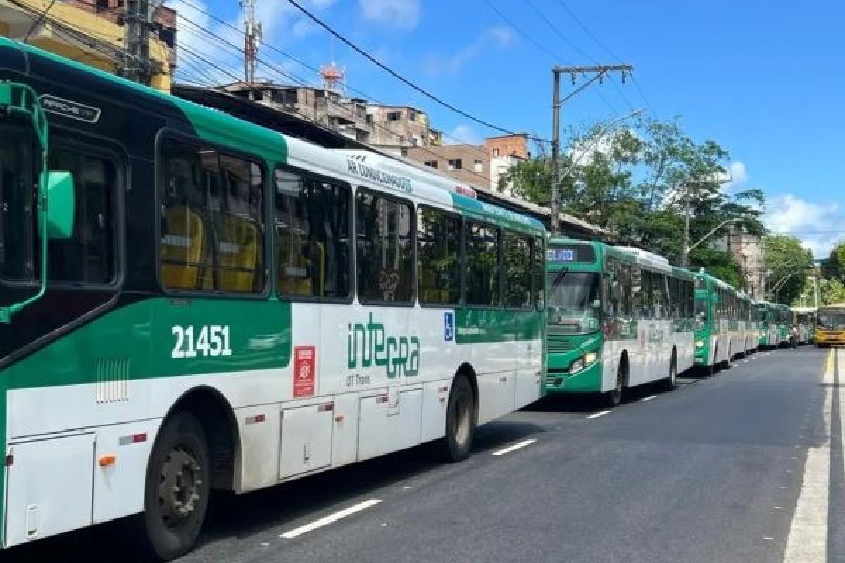 Ônibus deixam de circular no bairro de Tancredo Neves, em Salvador, após ação de criminosos