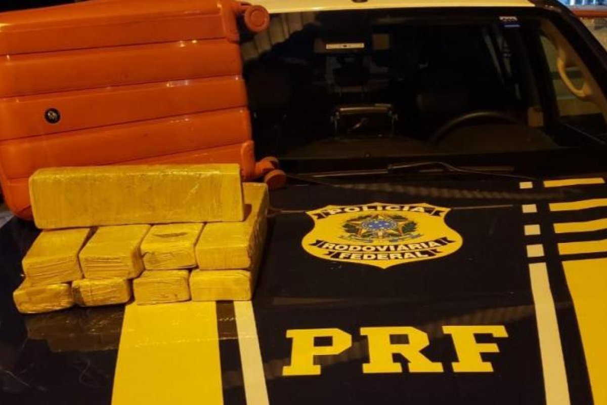 Menor é apreendida transportando 8 Kg de maconha em ônibus