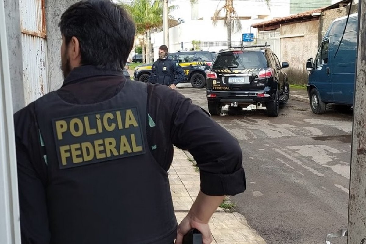 Homem é preso após atirar em policiais durante operação contra tráfico de armas no Rio