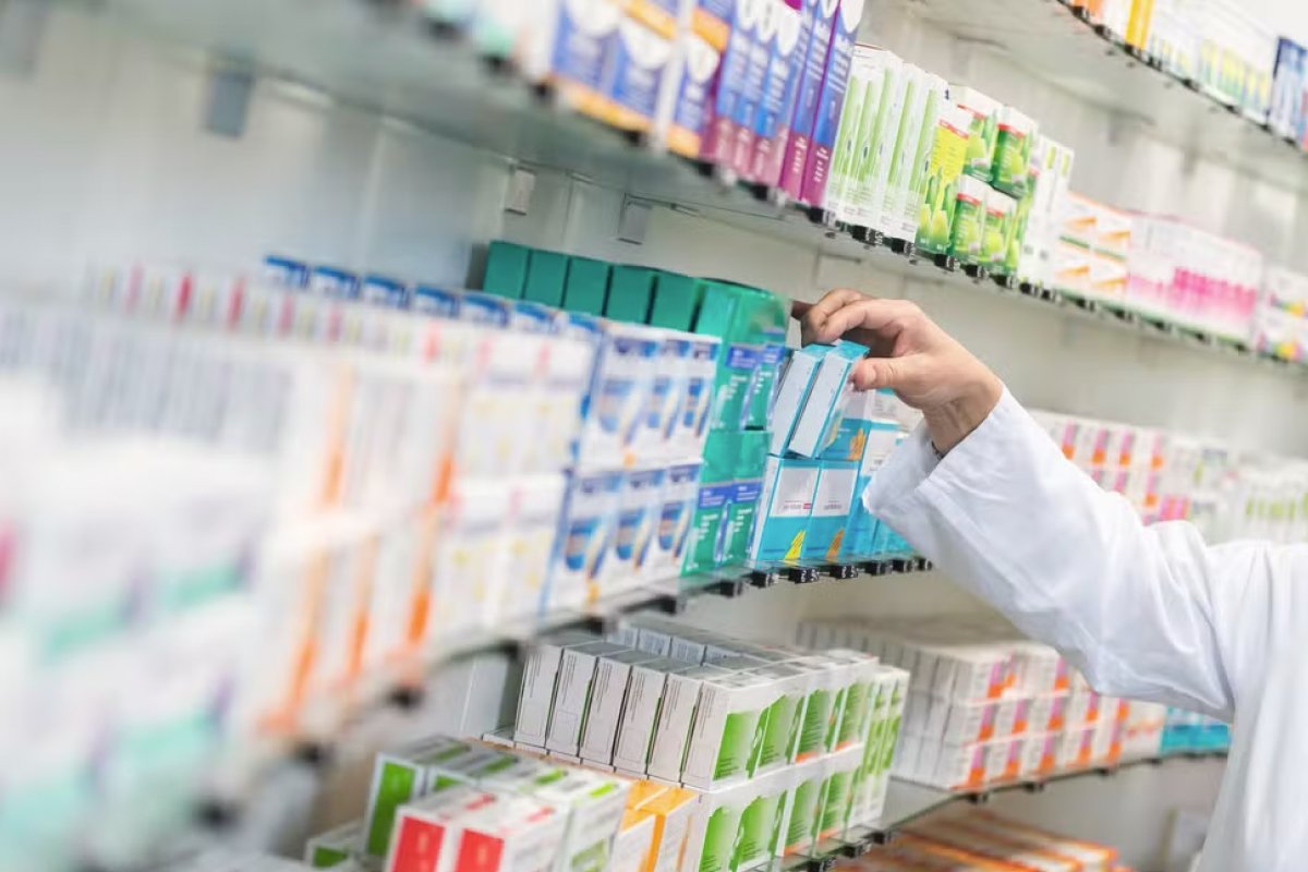 Conselho autoriza que farmacêuticos prescrevam medicamentos e gera críticas entre associações médicas