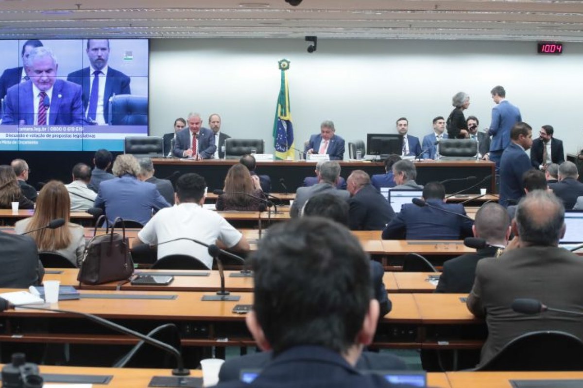 Comissão aprova Orçamento de 2025 com teto de despesas