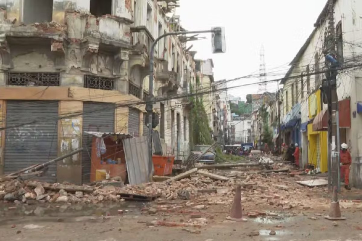 Casarão desaba no centro do Rio; uma pessoa morreu