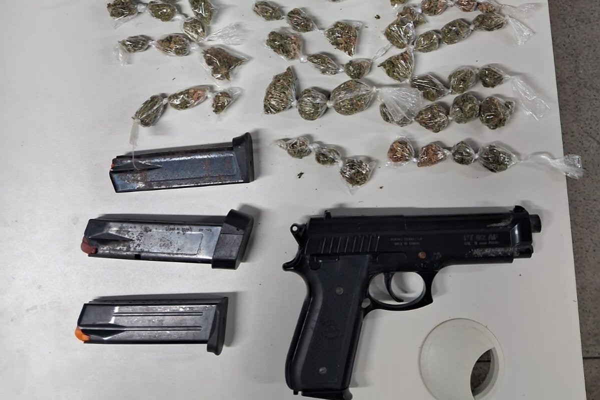 Arma falsa e drogas são apreendidas pela Polícia Militar