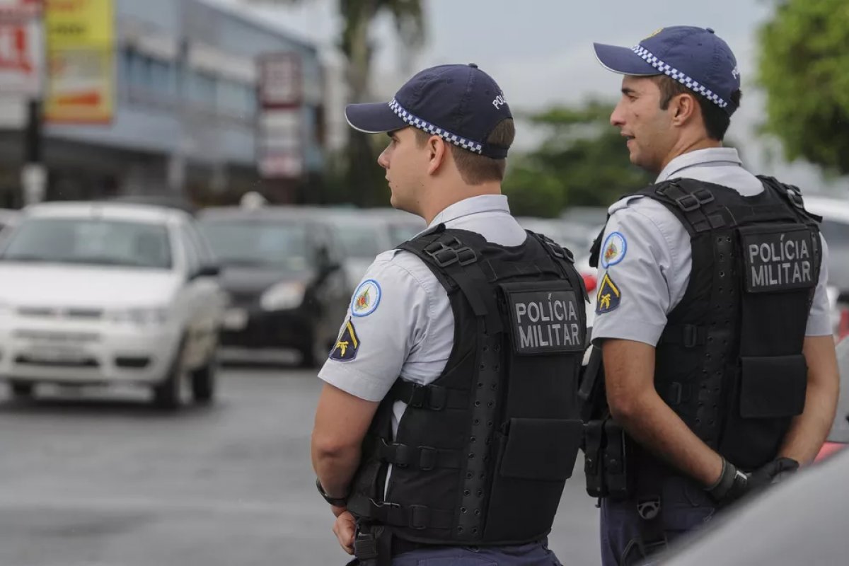 Policial é mordido por vítima de violência doméstica; dupla é suspeita de estar sob efeito de drogas