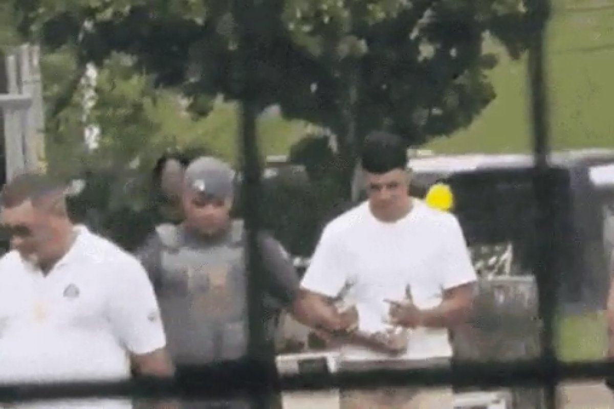 Caso Igor Peretto: irmão da vítima alega que acusado debochou e fez 'símbolo de facção' antes de audiência