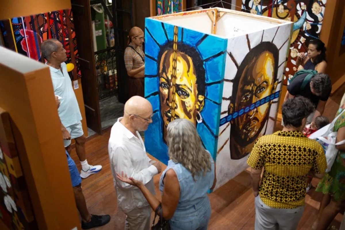 Casa do Benin recebe exposição 'Assentamentos', do artista plástico baiano Roney George