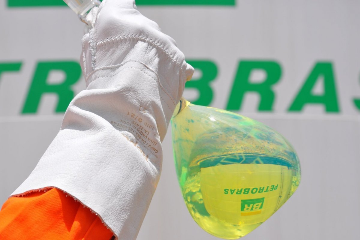 Governo vê diesel da Petrobras passar R$ 0,40 do preço internacional e pressão por corte aumenta