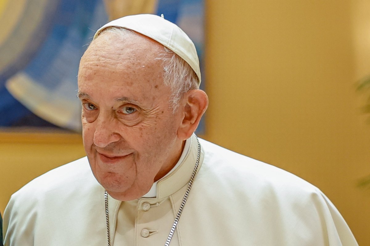 Papa Francisco deve fazer primeira aparição pública desde a internação neste domingo (23)