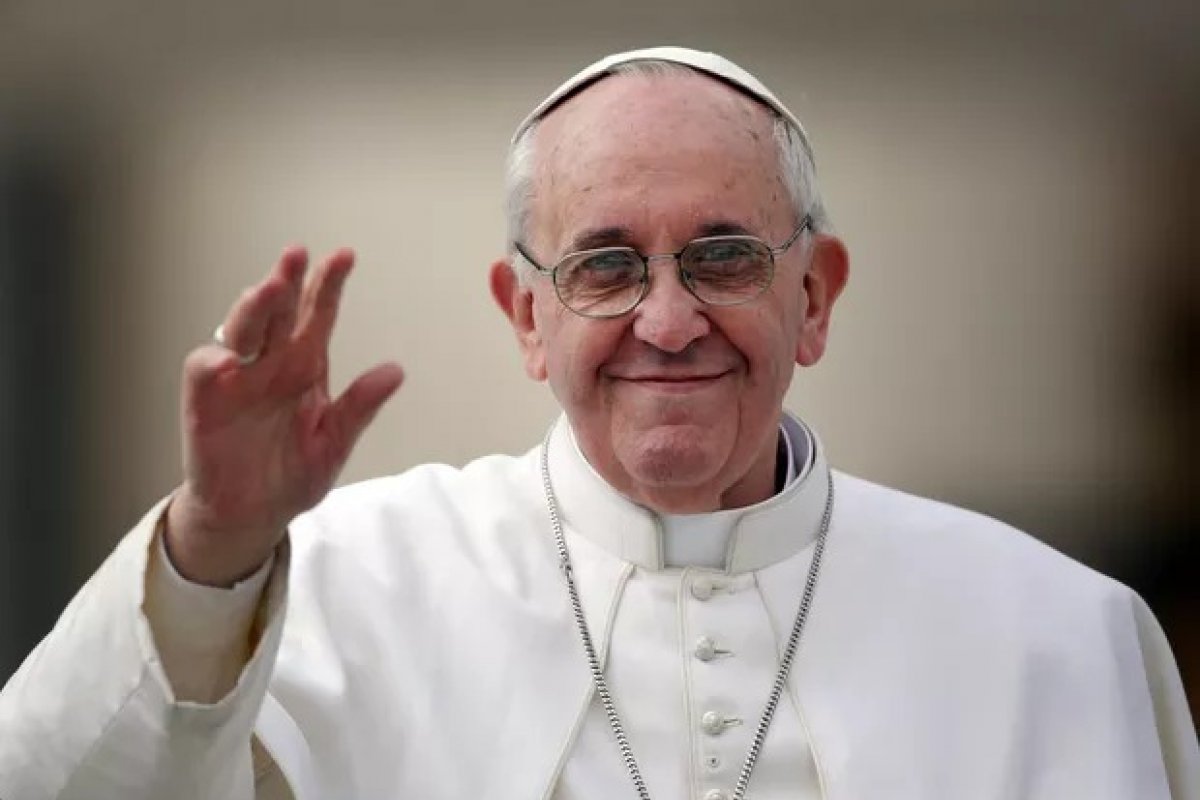 Papa Francisco deixa hospital e acena para fiéis após 38 dias internado