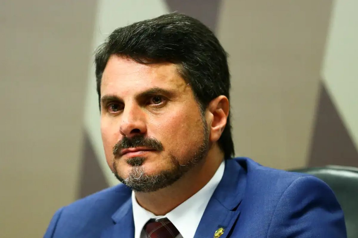 Moraes entrega eletrônicos para senador Marcos do Val, porém mantém armas