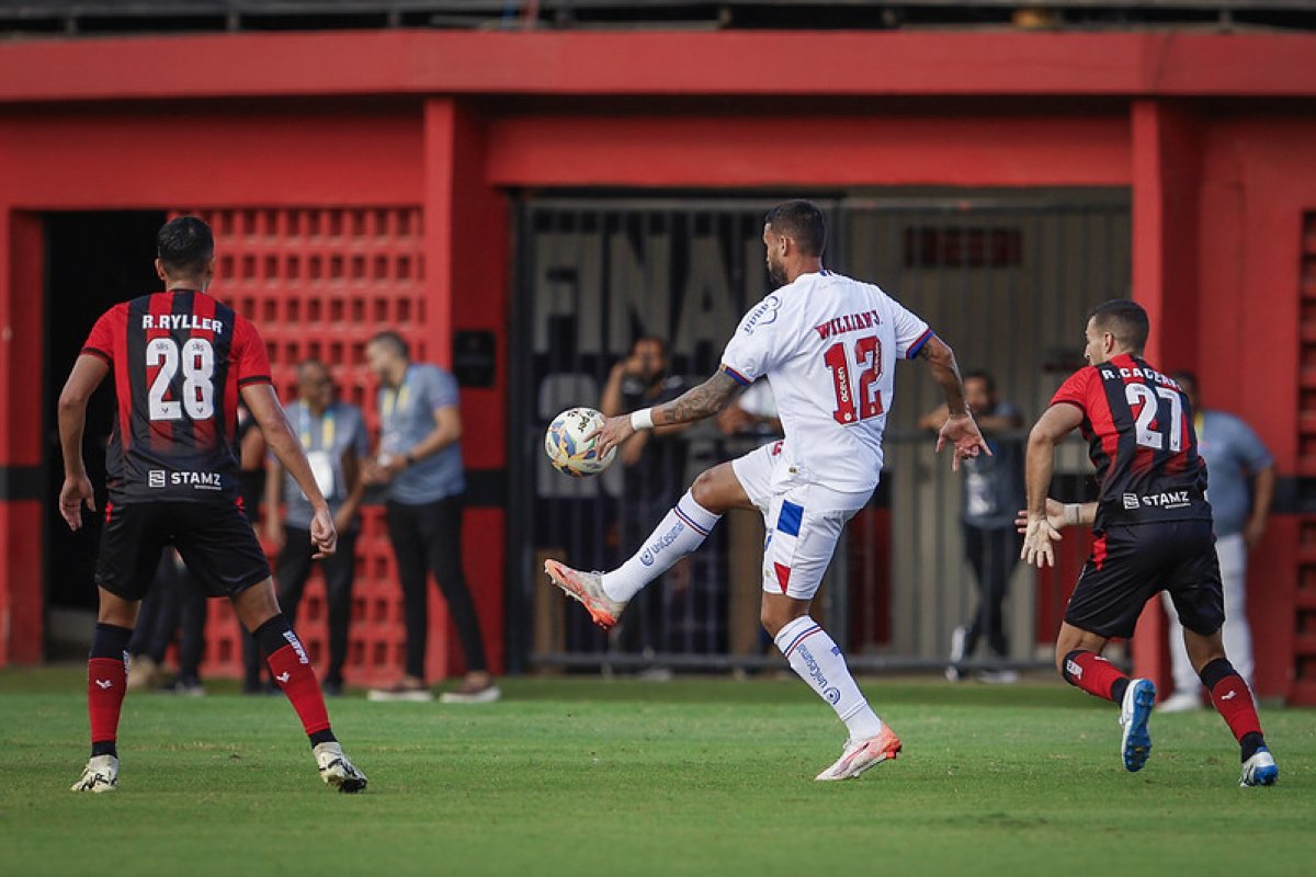 Vídeo: Com confusão no fim do jogo, Bahia empata com Vitória no Barradão e é campeão do Baiano pela 51ª vez