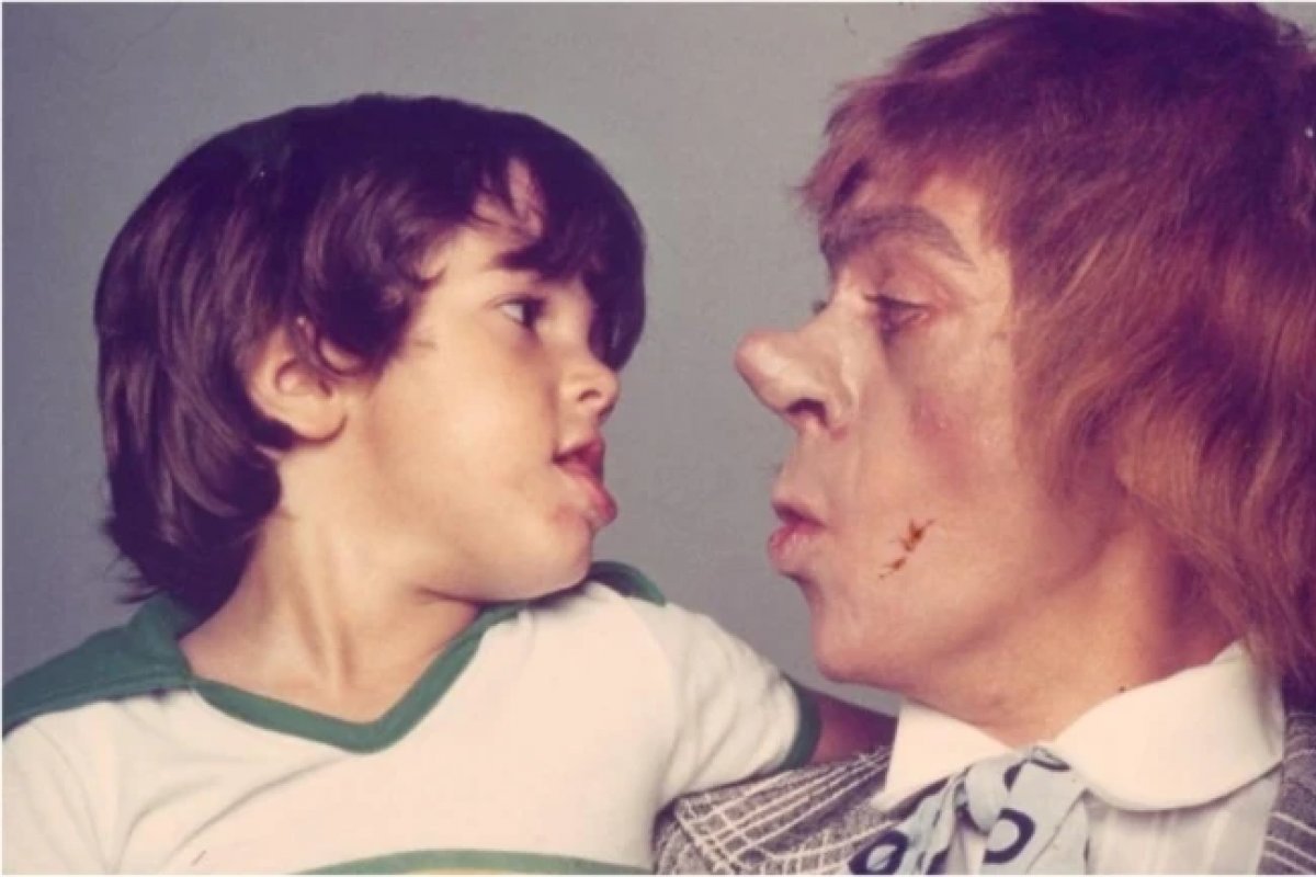 Bruno Mazzeo homenageia o pai, Chico Anysio, no dia em que ele morreu