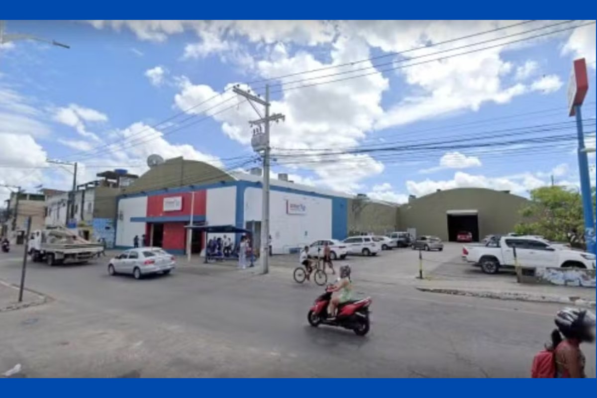 Homem morre ao cair de altura de 10 metros durante serviço em telhado de mercado em Salvador