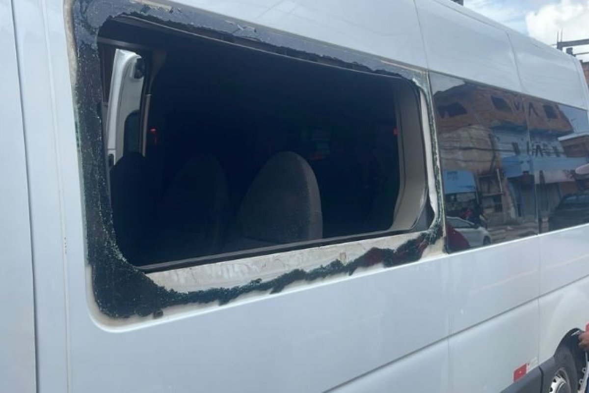Van com torcedores do Vitória de Feira de Santana é apedrejada a caminho do Ba-Vi