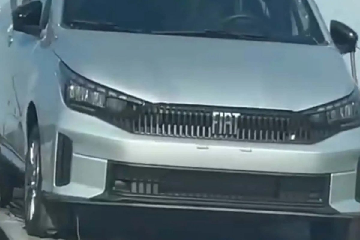 Fiat Cronos com nova dianteira é flagrado a caminho do Brasil