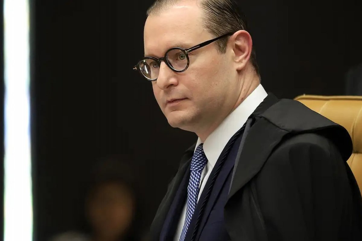 Mesmo após pedido de vista, Zanin vota para condenar Carla Zambelli