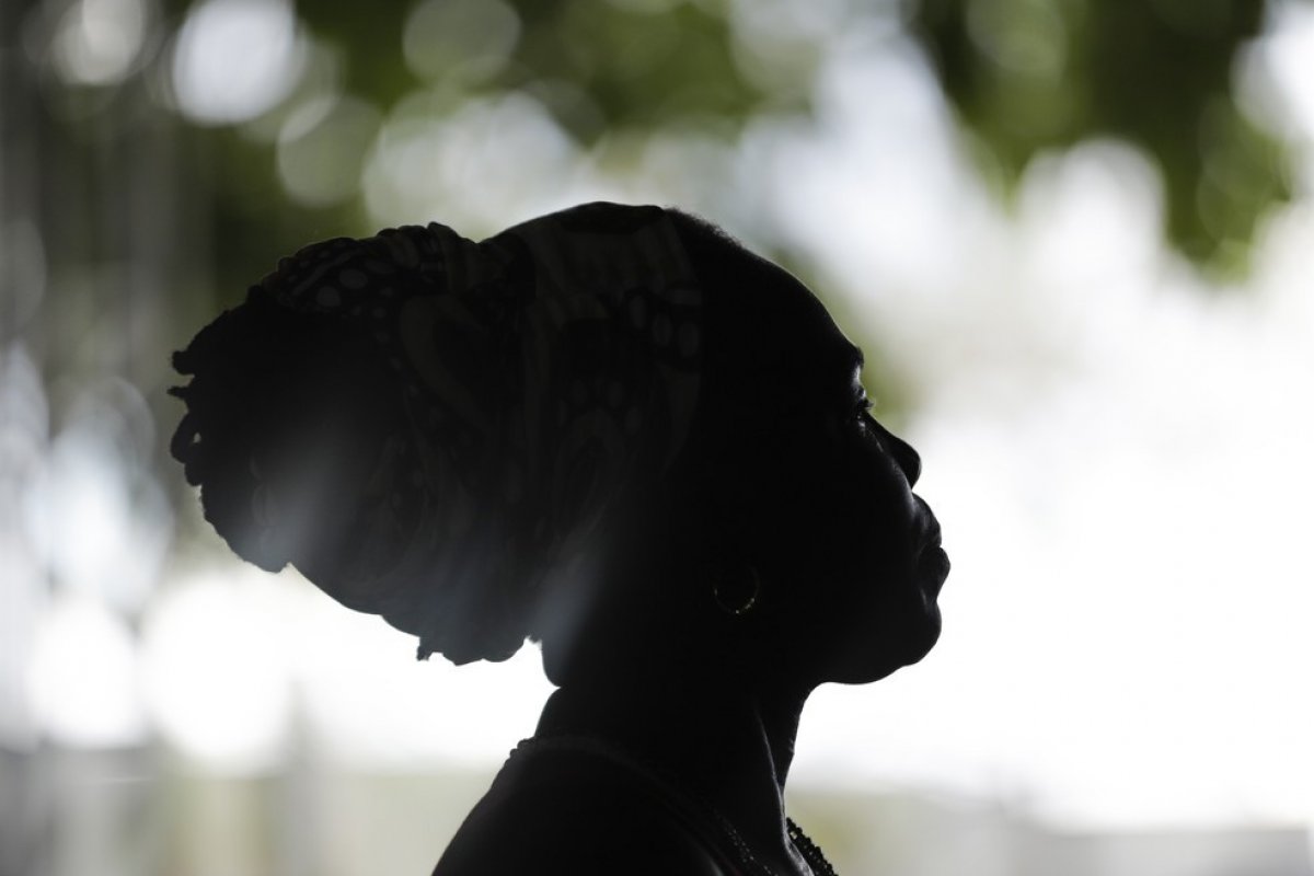 Mulheres brasileiras com posições políticas distintas se reúnem em pautas sobre desigualdade salarial e segurança, revela estudo