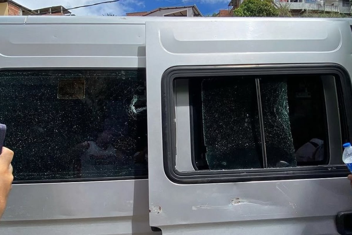 Duas vans de torcedores do Vitória são apedrejadas a caminho do Ba-Vi no Barradão