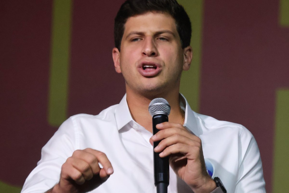 Prefeitura do Recife superfaturou livros comprados para professores, diz relatório do Tribunal de Contas