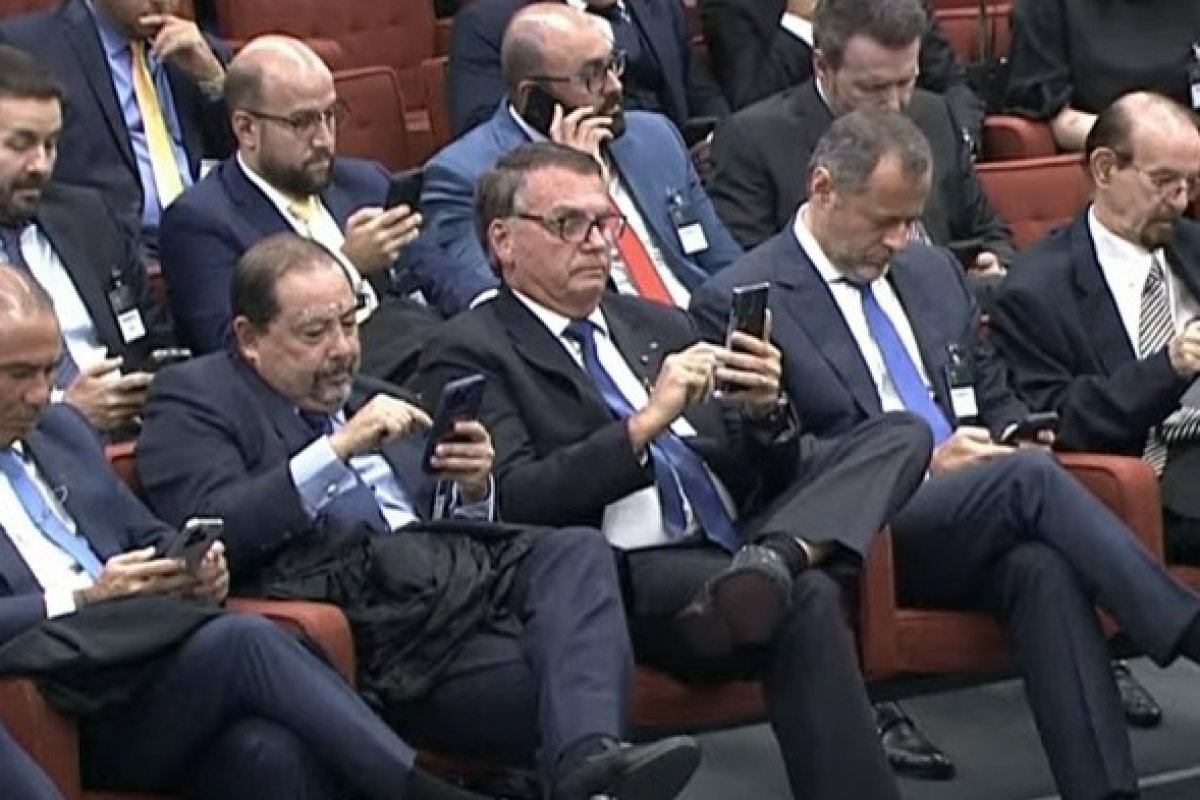 Bolsonaro chega ao STF para acompanhar julgamento que pode torná-lo réu por tentativa de golpe