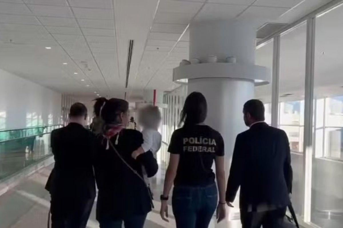 Bebê brasileira traficada para Portugal é repatriada após 1 ano e 4 meses