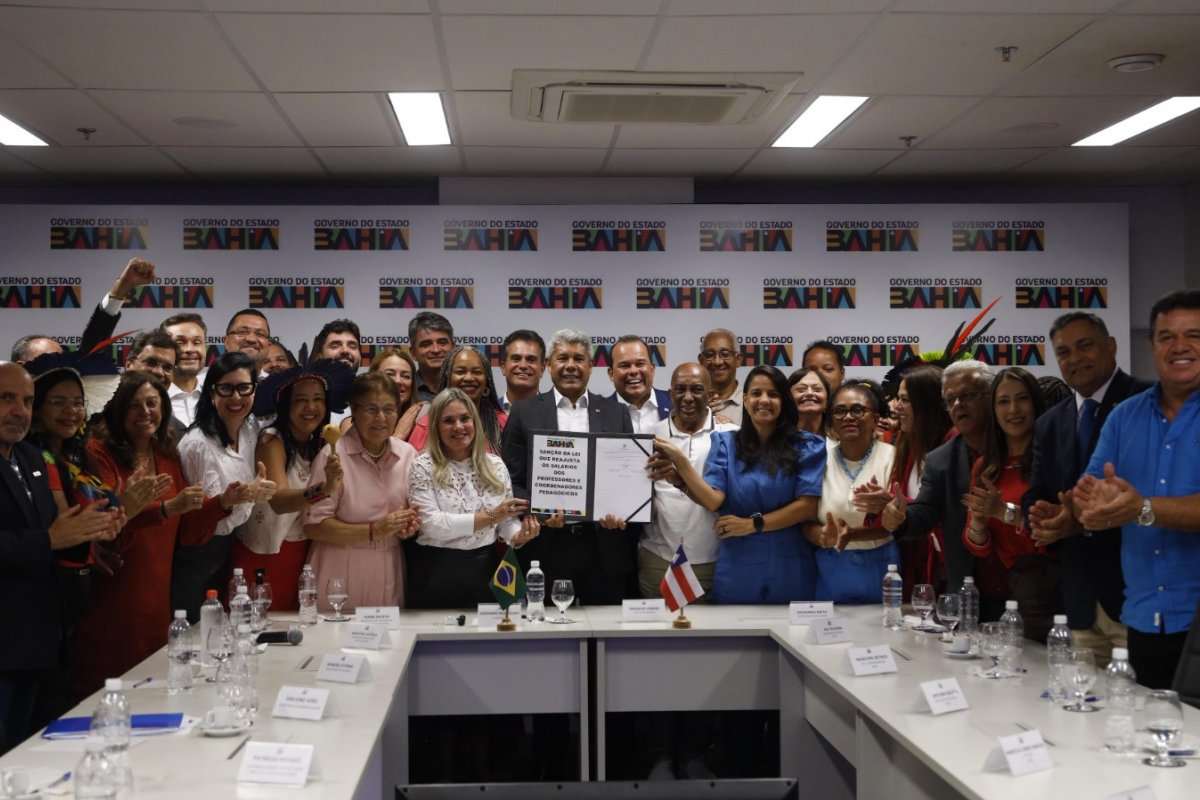 Jerônimo aprova reajuste salarial para professores da rede estadual; confira valores