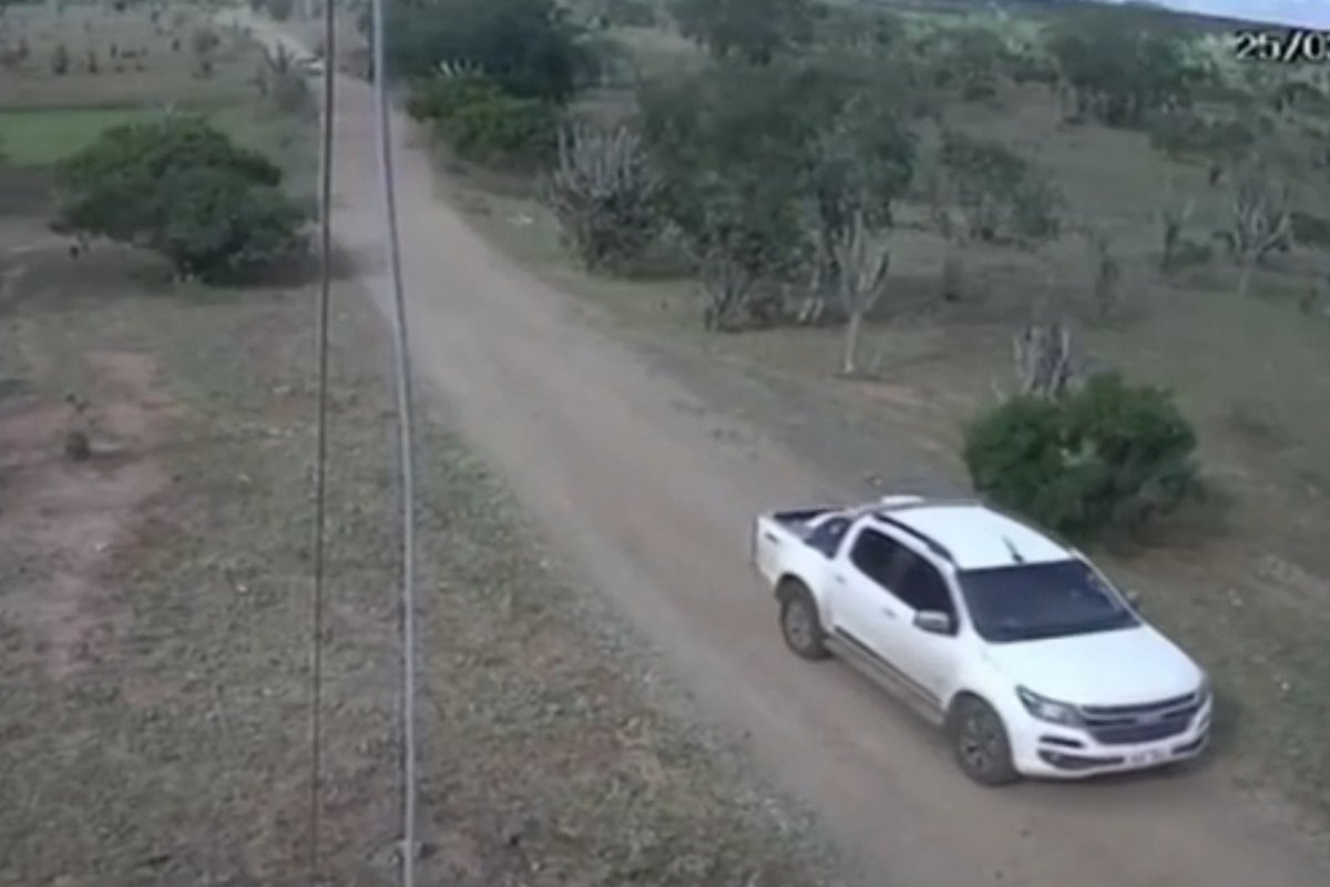 Vídeo: casal e filho de três anos são feitos reféns em estrada de terra enquanto seguiam para fazenda no interior da Bahia