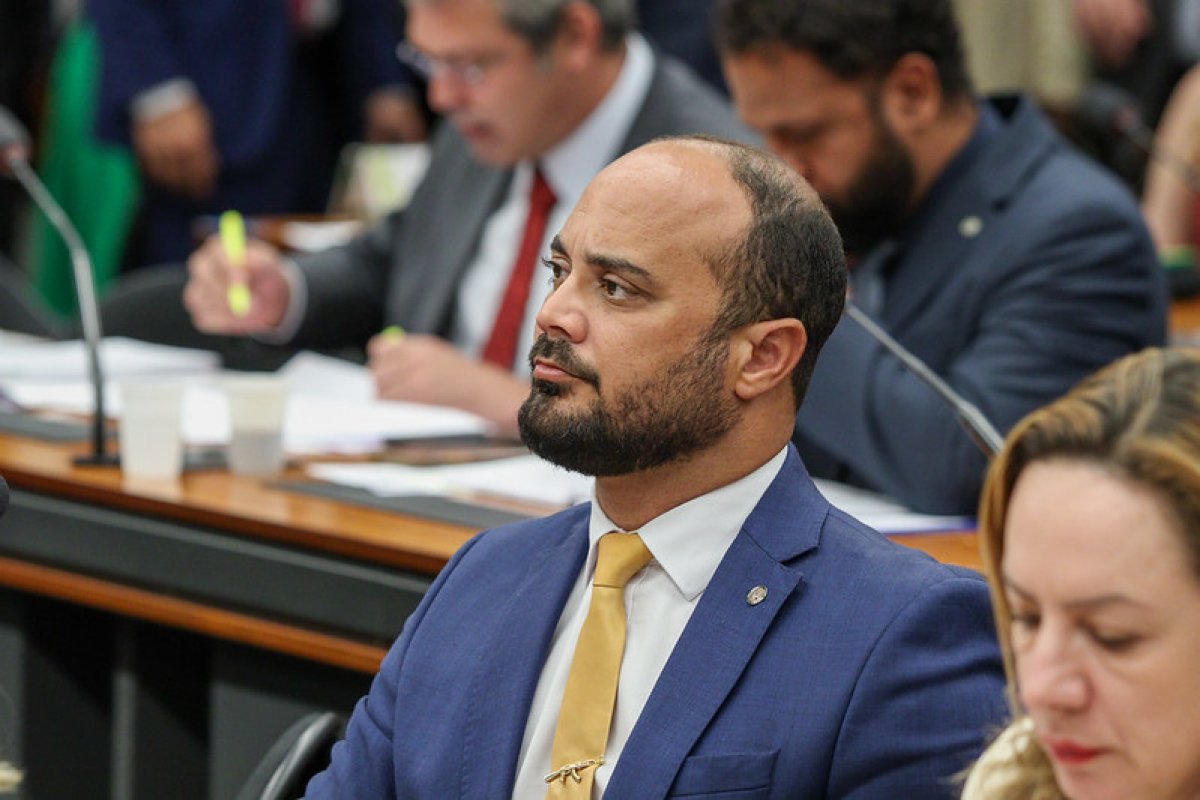 Capitão Alden busca apoio para protocolar PEC que cria piso salarial para policiais