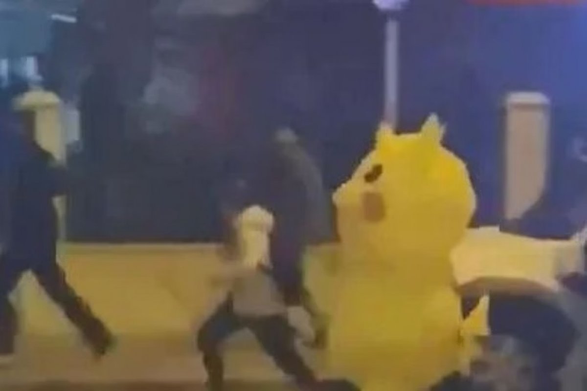 Vídeo: Pikachu foge da polícia em protesto na Turquia