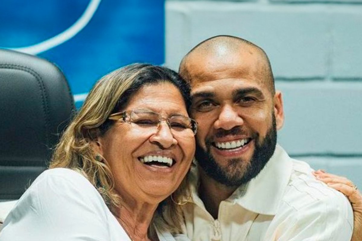 Mãe de Daniel Alves comemora decisão da Justiça da Espanha absolver ex-jogador
