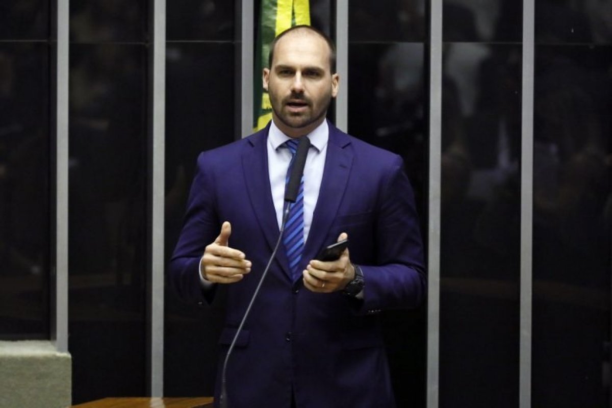 Comissão da Câmara aprova homenagem a deputado licenciado Eduardo Bolsonaro