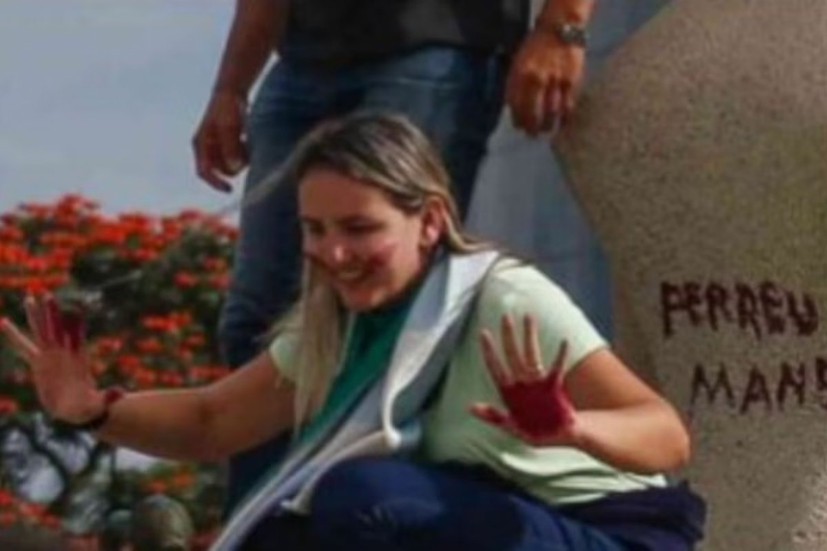 Moraes determina prisão domiciliar a mulher que pichou 'perdeu, mané' na estátua do STF