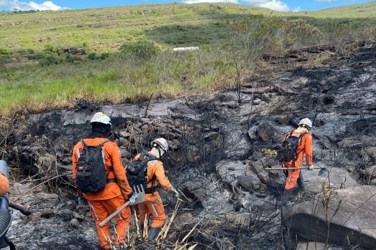 Incêndio florestal de grandes proporções é controlado após três dias de trabalho de bombeiros na Chapada Diamantina