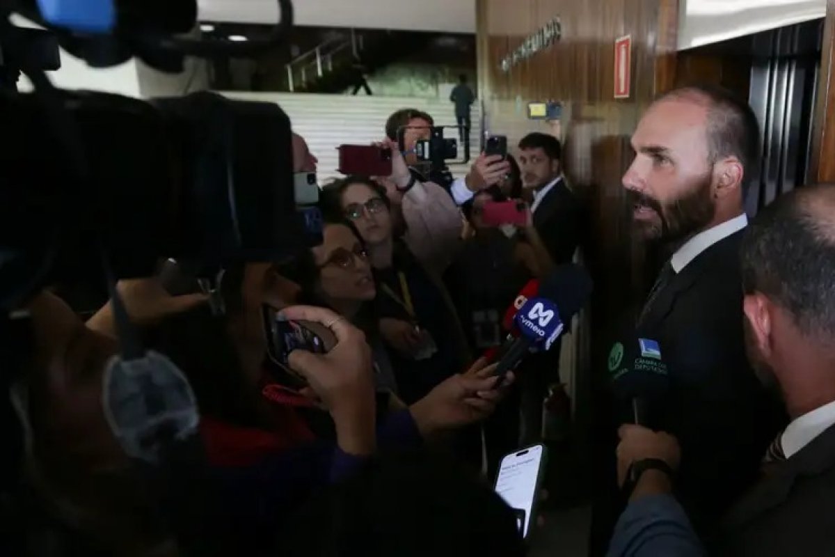 Caso solicite asilo político nos EUA, Eduardo Bolsonaro terá que esclarecer acusações da família