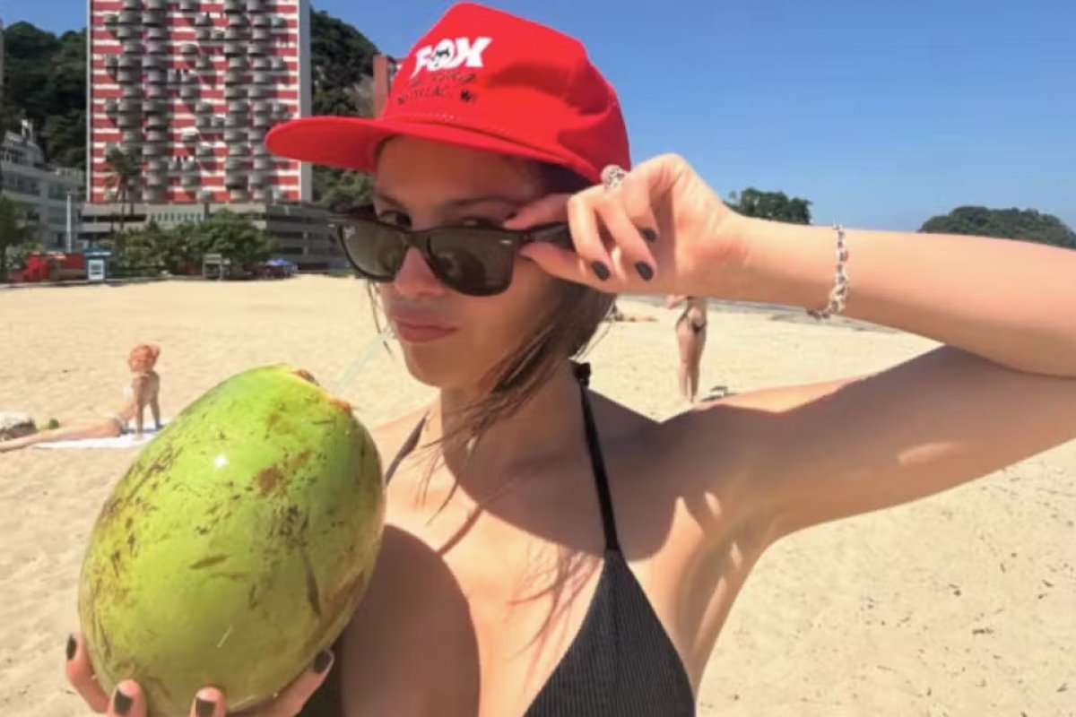 Olivia Rodrigo posa tomando água de coco no litoral do Paraná durante passagem pelo Brasil