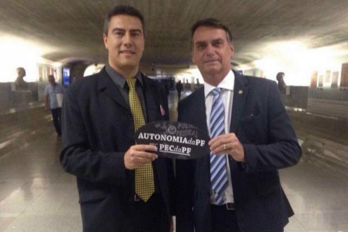 Delegado da PF que isentou Flávio Bolsonaro de lavagem de dinheiro é conhecido da família há sete anos