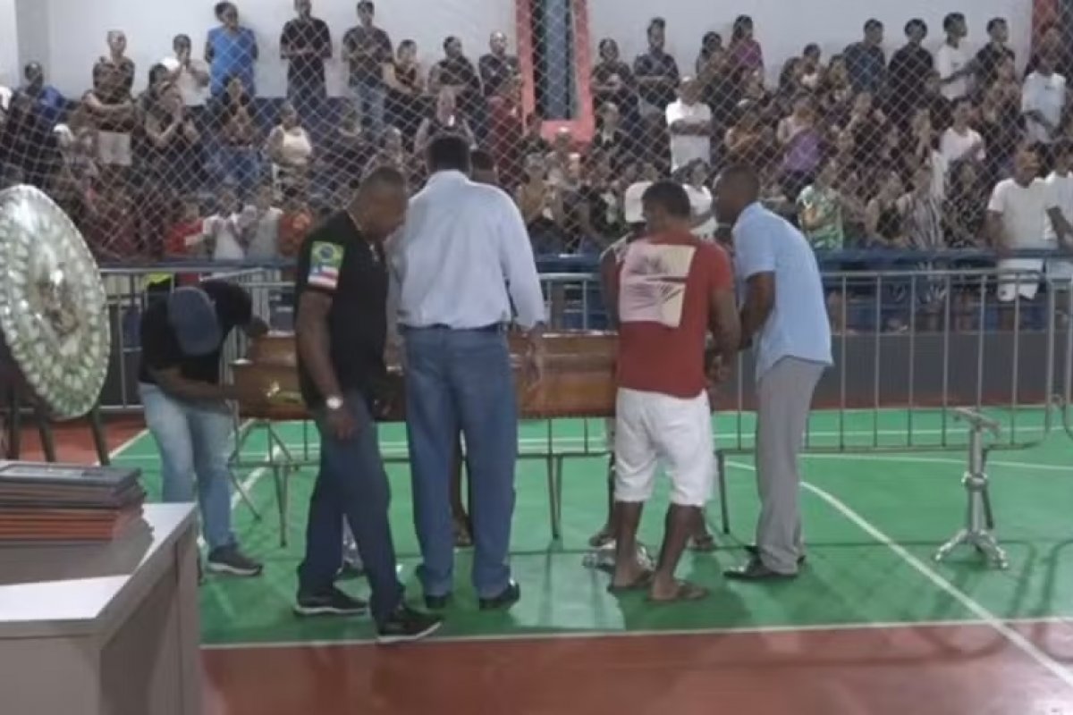 Dez das onze vítimas do acidente na BR-324 são enterradas nesta terça-feira (1)