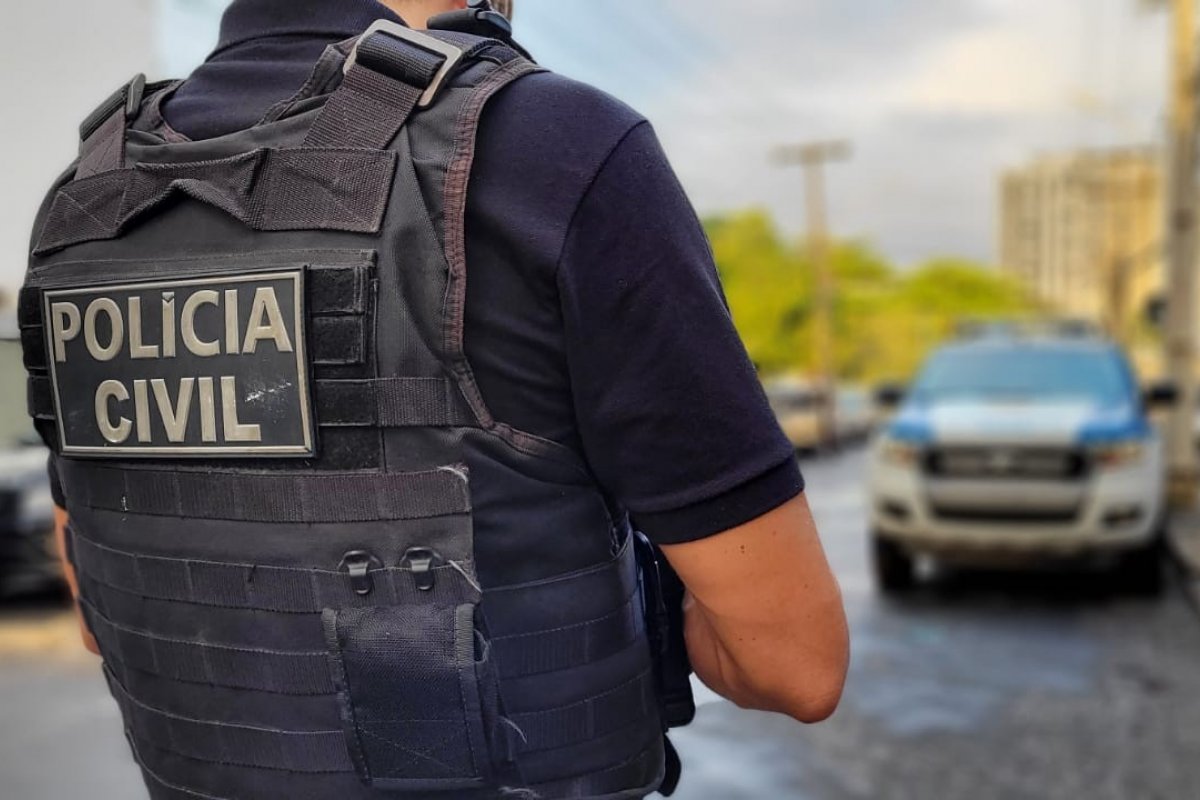 Homem é preso e adolescente é apreendido suspeitos de roubo em Salvador