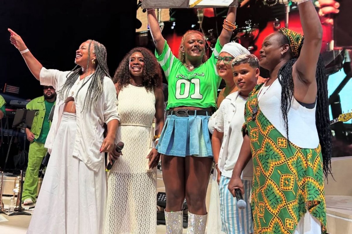 Liniker recebe título de cidadã soteropolitana em show na Concha Acústica