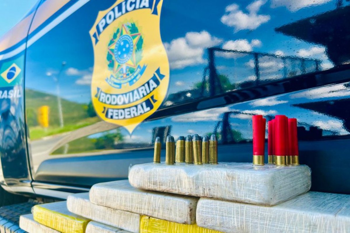 PRF apreende 15 kg de cocaína e munições em Jequié, na Bahia