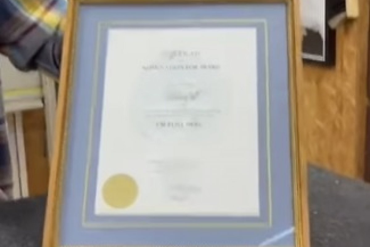 Vídeo: Fernanda Torres mostra "diploma" e envelope de Oscar por 'Ainda Estou Aqui'