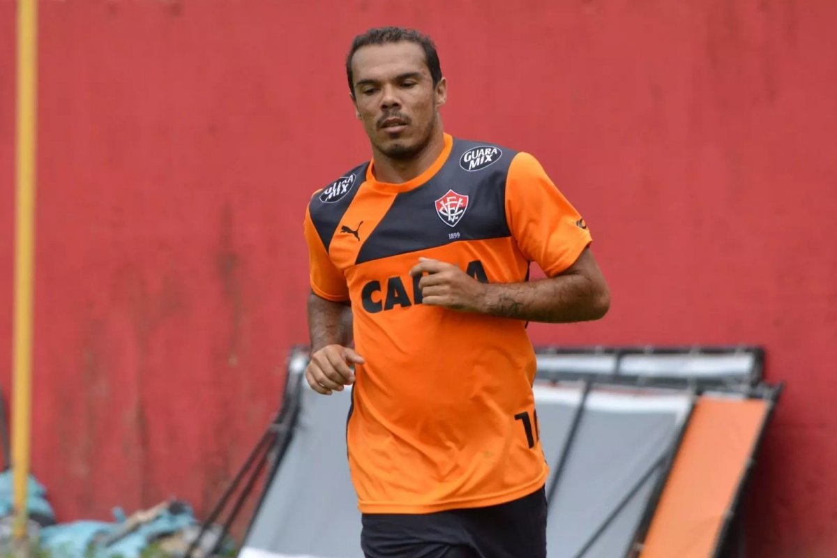 Ídolo do Vitória, Leandro Domingues morre aos 41 anos