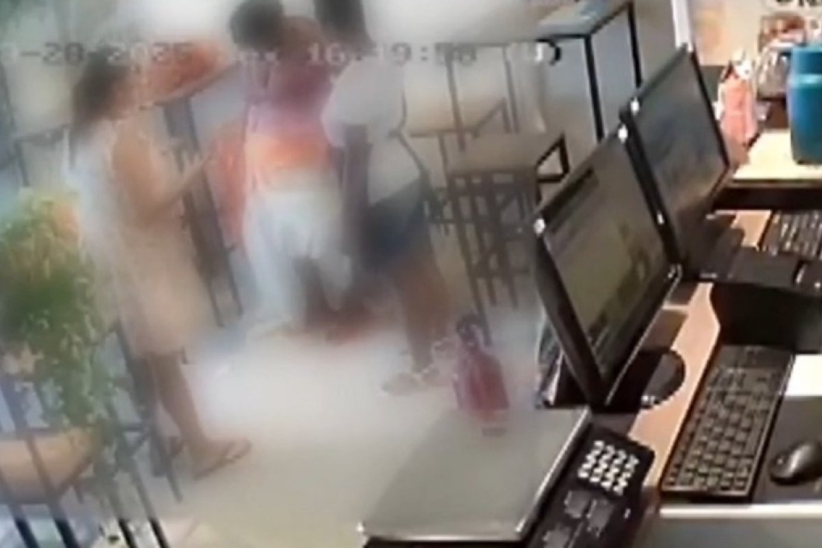 Baiana de receptivo é acusada de roubo por turista argentina, e precisa tirar roupa para mostrar que não pegou carteira