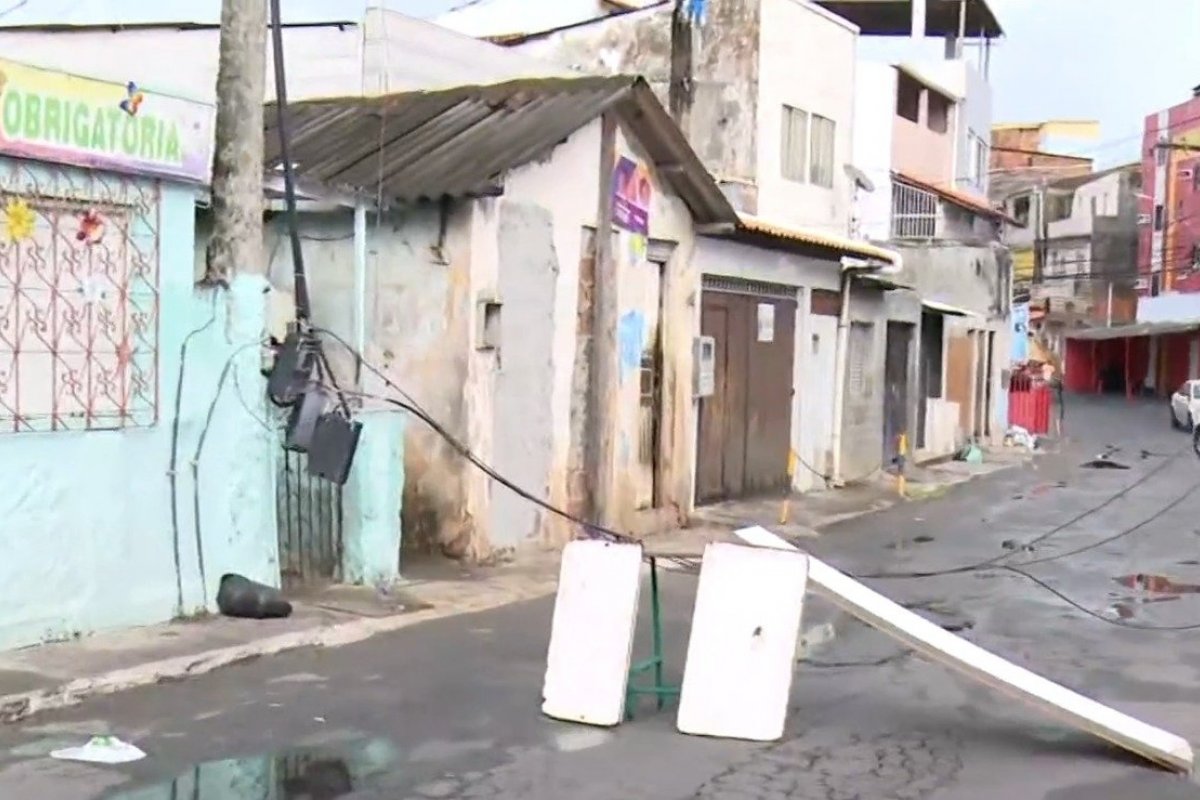 Caminhão arrasta fios de poste no bairro do Nordeste de Amaralina, em Salvador
