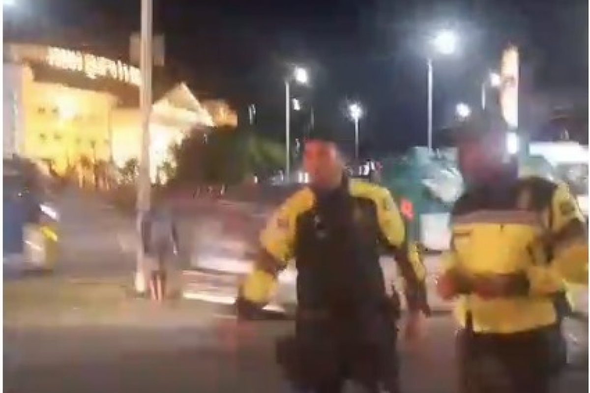 Vídeo: motociclista dá voadora em agente da Transalvador durante briga na Av. ACM