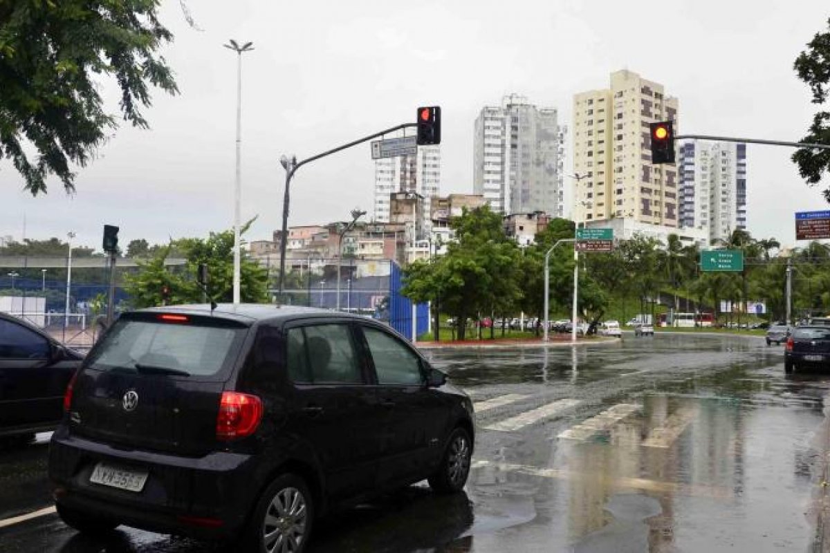 Infrações por avanço de sinal vermelho caíram 30% em Salvador